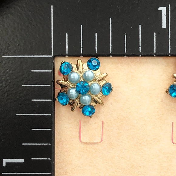 🍀 Small Blue Rhinestone Flower Gold Stud Earrings - Picture 3 of 3